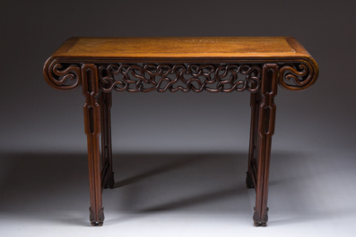 Table d'autel en bois sculpt&eacute; au plateau en bois de racine, Chine, 20&egrave;me si&egrave;cle