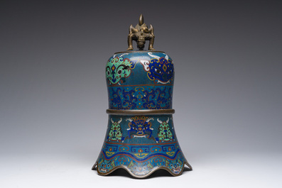 Gong en &eacute;maux cloisonn&eacute;s dans son support en bois sculpt&eacute;, Chine, 19&egrave;me/20&egrave;me si&egrave;cle
