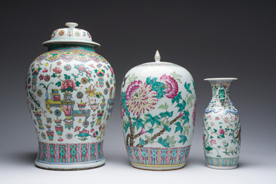 Deux pots couverts et un vase en porcelaine de Chine famille rose &agrave; d&eacute;cor floral et d'antiquit&eacute;s, 19&egrave;me/20&egrave;me si&egrave;cle