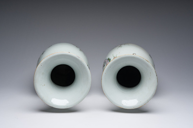 Paire de vases en porcelaine de Chine famille rose &agrave; d&eacute;cor de dames et d'enfants dans un jardin, 19&egrave;me/20&egrave;me si&egrave;cle