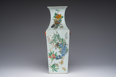 Vase rectangulaire en porcelaine de Chine qianjiang cai &agrave; d&eacute;cor de figures dans un paysage et d'oiseaux parmi des branches fleuries, 19&egrave;me si&egrave;cle