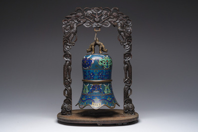 Gong en &eacute;maux cloisonn&eacute;s dans son support en bois sculpt&eacute;, Chine, 19&egrave;me/20&egrave;me si&egrave;cle
