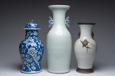 Un vase en porcelaine de Chine en bleu et blanc &agrave; d&eacute;cor de prunus, un &agrave; d&eacute;cor d'antiquit&eacute;s et un au dragon dit 'de Nankin', 19&egrave;me si&egrave;cle