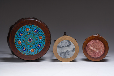 Trois socles en bois sculpt&eacute; aux dessus en &eacute;maux cloisonn&eacute;s, marbre et pierre de r&ecirc;ves, Chine, 20&egrave;me si&egrave;cle