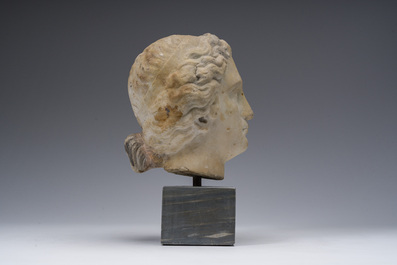 Apr&egrave;s les antiques: T&ecirc;te de dame, marbre sculpt&eacute; sur un socle en marbre, fin du 18&egrave;me si&egrave;cle