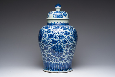 Vase couvert en porcelaine de Chine en bleu et blanc &agrave; d&eacute;cor de rinceaux de lotus, Kangxi