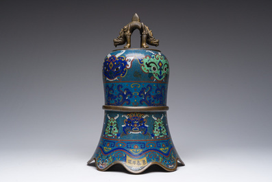 Gong en &eacute;maux cloisonn&eacute;s dans son support en bois sculpt&eacute;, Chine, 19&egrave;me/20&egrave;me si&egrave;cle