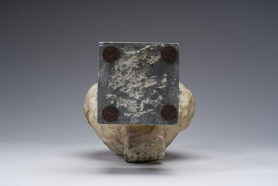 Apr&egrave;s les antiques: T&ecirc;te de dame, marbre sculpt&eacute; sur un socle en marbre, fin du 18&egrave;me si&egrave;cle