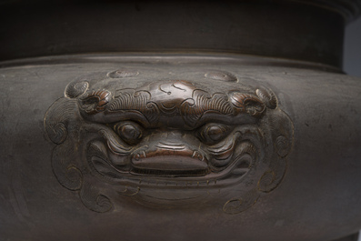 Important br&ucirc;le-parfum tripode &agrave; couvercle ajour&eacute; en bronze, Chine, 19&egrave;me si&egrave;cle