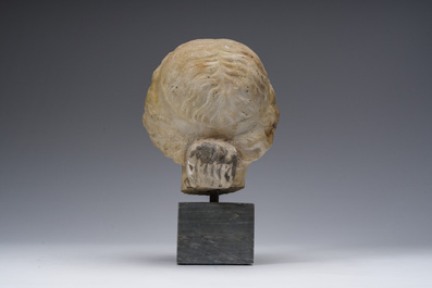 Apr&egrave;s les antiques: T&ecirc;te de dame, marbre sculpt&eacute; sur un socle en marbre, fin du 18&egrave;me si&egrave;cle