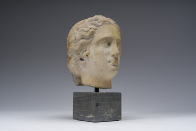 Apr&egrave;s les antiques: T&ecirc;te de dame, marbre sculpt&eacute; sur un socle en marbre, fin du 18&egrave;me si&egrave;cle