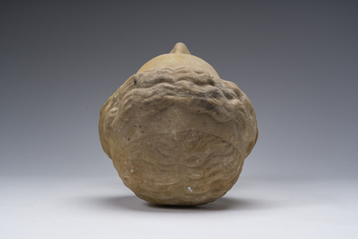 Apr&egrave;s les antiques: T&ecirc;te de dame, marbre sculpt&eacute; sur un socle en marbre, fin du 18&egrave;me si&egrave;cle