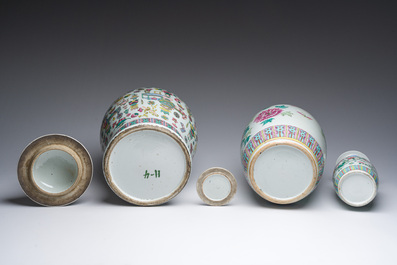 Deux pots couverts et un vase en porcelaine de Chine famille rose &agrave; d&eacute;cor floral et d'antiquit&eacute;s, 19&egrave;me/20&egrave;me si&egrave;cle