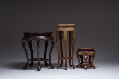 Trois socles en bois sculpt&eacute; aux dessus en &eacute;maux cloisonn&eacute;s, marbre et pierre de r&ecirc;ves, Chine, 20&egrave;me si&egrave;cle