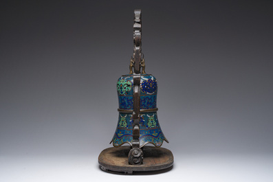 Gong en &eacute;maux cloisonn&eacute;s dans son support en bois sculpt&eacute;, Chine, 19&egrave;me/20&egrave;me si&egrave;cle