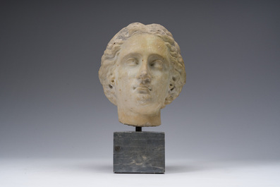 Apr&egrave;s les antiques: T&ecirc;te de dame, marbre sculpt&eacute; sur un socle en marbre, fin du 18&egrave;me si&egrave;cle