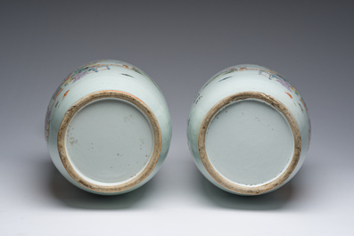 Paire de vases en porcelaine de Chine qianjiang cai &agrave; d&eacute;cor de dames et d'enfants sur une terrasse, 19&egrave;me/20&egrave;me si&egrave;cle