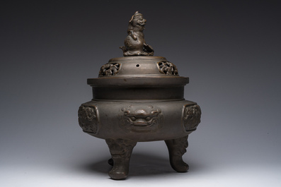 Important br&ucirc;le-parfum tripode &agrave; couvercle ajour&eacute; en bronze, Chine, 19&egrave;me si&egrave;cle