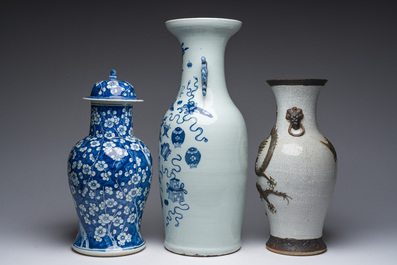 Un vase en porcelaine de Chine en bleu et blanc &agrave; d&eacute;cor de prunus, un &agrave; d&eacute;cor d'antiquit&eacute;s et un au dragon dit 'de Nankin', 19&egrave;me si&egrave;cle