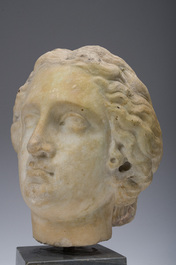 Apr&egrave;s les antiques: T&ecirc;te de dame, marbre sculpt&eacute; sur un socle en marbre, fin du 18&egrave;me si&egrave;cle
