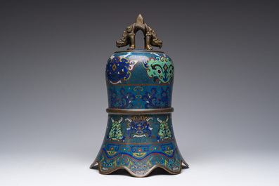 Gong en &eacute;maux cloisonn&eacute;s dans son support en bois sculpt&eacute;, Chine, 19&egrave;me/20&egrave;me si&egrave;cle
