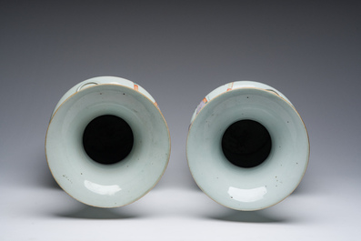 Paire de vases en porcelaine de Chine qianjiang cai &agrave; d&eacute;cor de dames et d'enfants sur une terrasse, 19&egrave;me/20&egrave;me si&egrave;cle