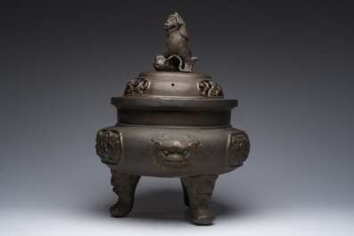 Important br&ucirc;le-parfum tripode &agrave; couvercle ajour&eacute; en bronze, Chine, 19&egrave;me si&egrave;cle