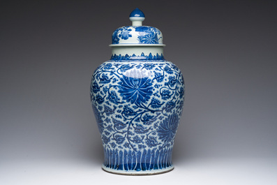 Vase couvert en porcelaine de Chine en bleu et blanc &agrave; d&eacute;cor de rinceaux de lotus, Kangxi