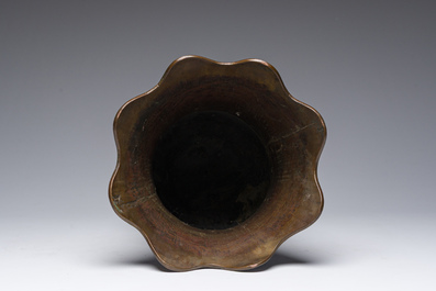 Gong en &eacute;maux cloisonn&eacute;s dans son support en bois sculpt&eacute;, Chine, 19&egrave;me/20&egrave;me si&egrave;cle