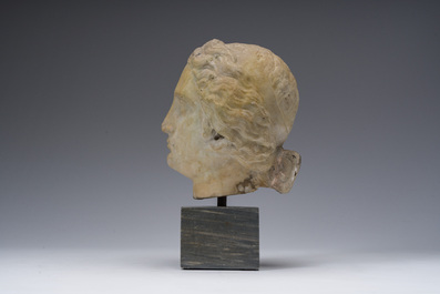 Apr&egrave;s les antiques: T&ecirc;te de dame, marbre sculpt&eacute; sur un socle en marbre, fin du 18&egrave;me si&egrave;cle