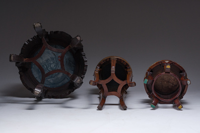 Trois socles en bois sculpt&eacute; aux dessus en &eacute;maux cloisonn&eacute;s, marbre et pierre de r&ecirc;ves, Chine, 20&egrave;me si&egrave;cle