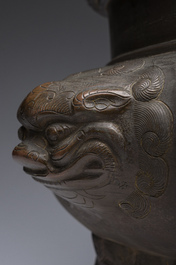 Important br&ucirc;le-parfum tripode &agrave; couvercle ajour&eacute; en bronze, Chine, 19&egrave;me si&egrave;cle