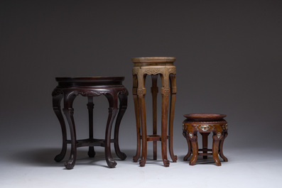 Trois socles en bois sculpt&eacute; aux dessus en &eacute;maux cloisonn&eacute;s, marbre et pierre de r&ecirc;ves, Chine, 20&egrave;me si&egrave;cle