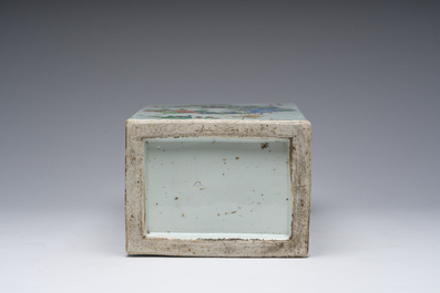 Vase rectangulaire en porcelaine de Chine qianjiang cai &agrave; d&eacute;cor de figures dans un paysage et d'oiseaux parmi des branches fleuries, 19&egrave;me si&egrave;cle