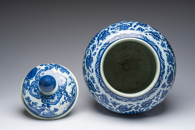 Vase couvert en porcelaine de Chine en bleu et blanc &agrave; d&eacute;cor de rinceaux de lotus, Kangxi