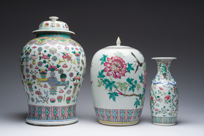 Deux pots couverts et un vase en porcelaine de Chine famille rose &agrave; d&eacute;cor floral et d'antiquit&eacute;s, 19&egrave;me/20&egrave;me si&egrave;cle