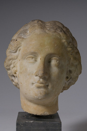 Apr&egrave;s les antiques: T&ecirc;te de dame, marbre sculpt&eacute; sur un socle en marbre, fin du 18&egrave;me si&egrave;cle