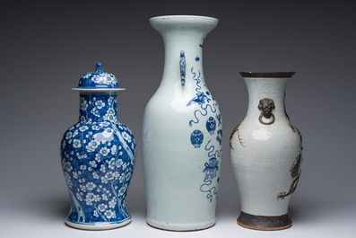 Un vase en porcelaine de Chine en bleu et blanc &agrave; d&eacute;cor de prunus, un &agrave; d&eacute;cor d'antiquit&eacute;s et un au dragon dit 'de Nankin', 19&egrave;me si&egrave;cle