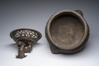 Important br&ucirc;le-parfum tripode &agrave; couvercle ajour&eacute; en bronze, Chine, 19&egrave;me si&egrave;cle