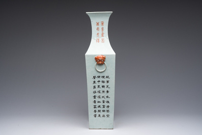 Vase rectangulaire en porcelaine de Chine qianjiang cai &agrave; d&eacute;cor de figures dans un paysage et d'oiseaux parmi des branches fleuries, 19&egrave;me si&egrave;cle