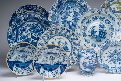 Collection vari&eacute;e en fa&iuml;ence de Delft polychrome et en bleu et blanc, la plupart 18&egrave;me si&egrave;cle