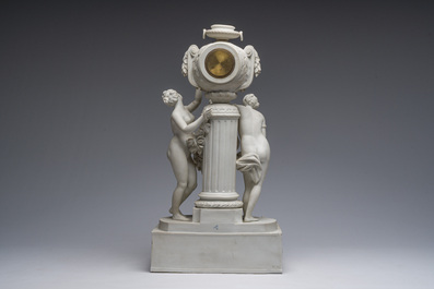 Pendule de chemin&eacute;e en biscuit de style S&egrave;vres &agrave; d&eacute;cor de 'Trois Gr&acirc;ces', probablement Volkstedt-Rudoltadt, fin du 19&egrave;me si&egrave;cle