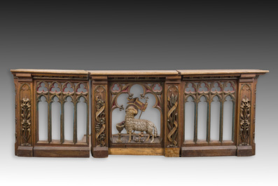 Collection vari&eacute;e de sculptures architecturales de style n&eacute;ogothique en bois partiellement dor&eacute; et polychrome et une fontaine, Belgique, vers 1900