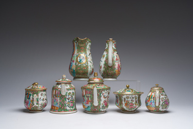 Collection vari&eacute;e de cruches, et de pots couverts en porcelaine de Chine famille rose de Canton &agrave; d&eacute;cor floral et de sc&egrave;nes de palais, 19&egrave;me si&egrave;cle