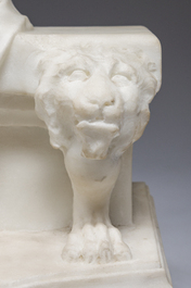 Richard Aurili (1834-ca. 1914, attribu&eacute; &agrave;): Groupe en marbre blanc d'un couple en train de se faire la cour sur un banc, d&eacute;but du 20&egrave;me si&egrave;cle