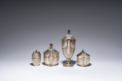 Service &agrave; caf&eacute; et &agrave; th&eacute; de quatre pi&egrave;ces en argent dans son coffret en bois d'origine, poin&ccedil;on de ma&icirc;tre Walter &amp; John Barnard, Londres, dat&eacute; 1882