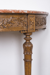 Console murale de style n&eacute;oclassique en ch&ecirc;ne &agrave; d&eacute;cor floral et plateau en marbre, vers 1800