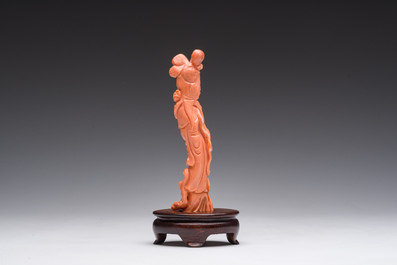 Figure d'une dame avec une branche fleurie en corail rouge sculpt&eacute;, Chine, 19&egrave;me/20&egrave;me si&egrave;cle