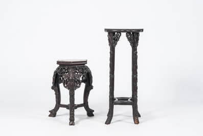 Deux socles en bois sculpt&eacute; et ajour&eacute; aux plateaux en marbre, Chine, 19&egrave;me/20&egrave;me si&egrave;cle