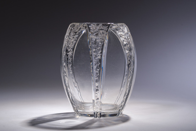 Auguste Houillon (1885-1954): Vase Art D&eacute;co en cristal fini au burin, France, Nancy, deuxi&egrave;me quart du 20&egrave;me si&egrave;cle